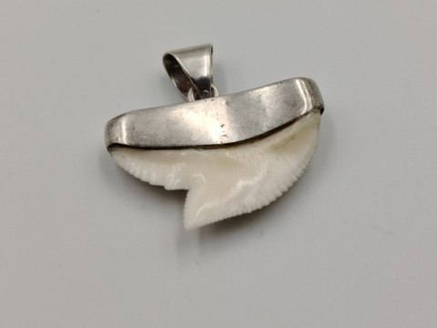 Stary srebrny damski wisiorek/zawieszka z zęba REKINA - VINTAGE biżuteria