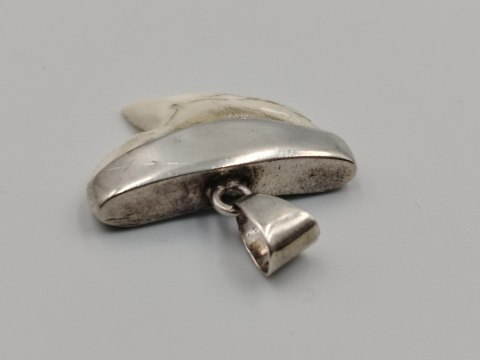 Stary srebrny damski wisiorek/zawieszka z zęba REKINA - VINTAGE biżuteria