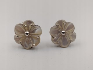 Srebrne kolczyki, klipsy damskie KWIAT - ILARIA - Masa Perłowa srebro 925