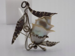 Piękna, stara, damska, duża, srebrna broszka RÓŻA-MASA PERŁOWA - srebro 925