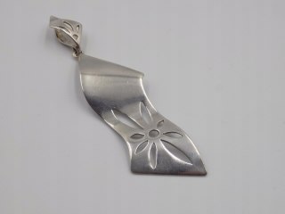 Piękny, damski, srebrny, falisty wisiorek / zawieszka KWIAT - srebro 925